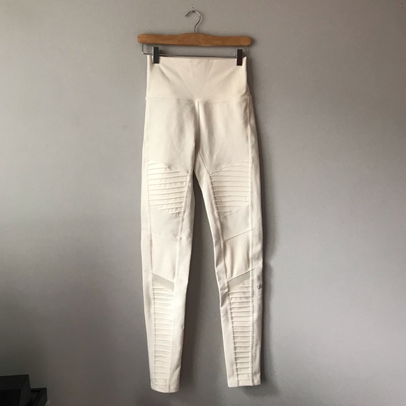 ALO YOGA Moto leggings in cream - Picture 2 of 9